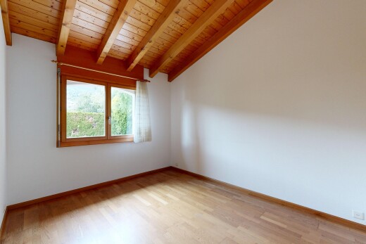 pièce vide avec inside property, wood ceiling, plafond en bois, drywall, et cloison sèche