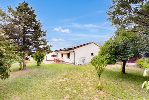 außenansicht mit property visible, rasen, solaranlage, day time, und stuckverkleidung