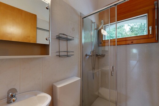 salle de bains avec miroir, douche, natural light, lumière naturelle, et salle de bain complète