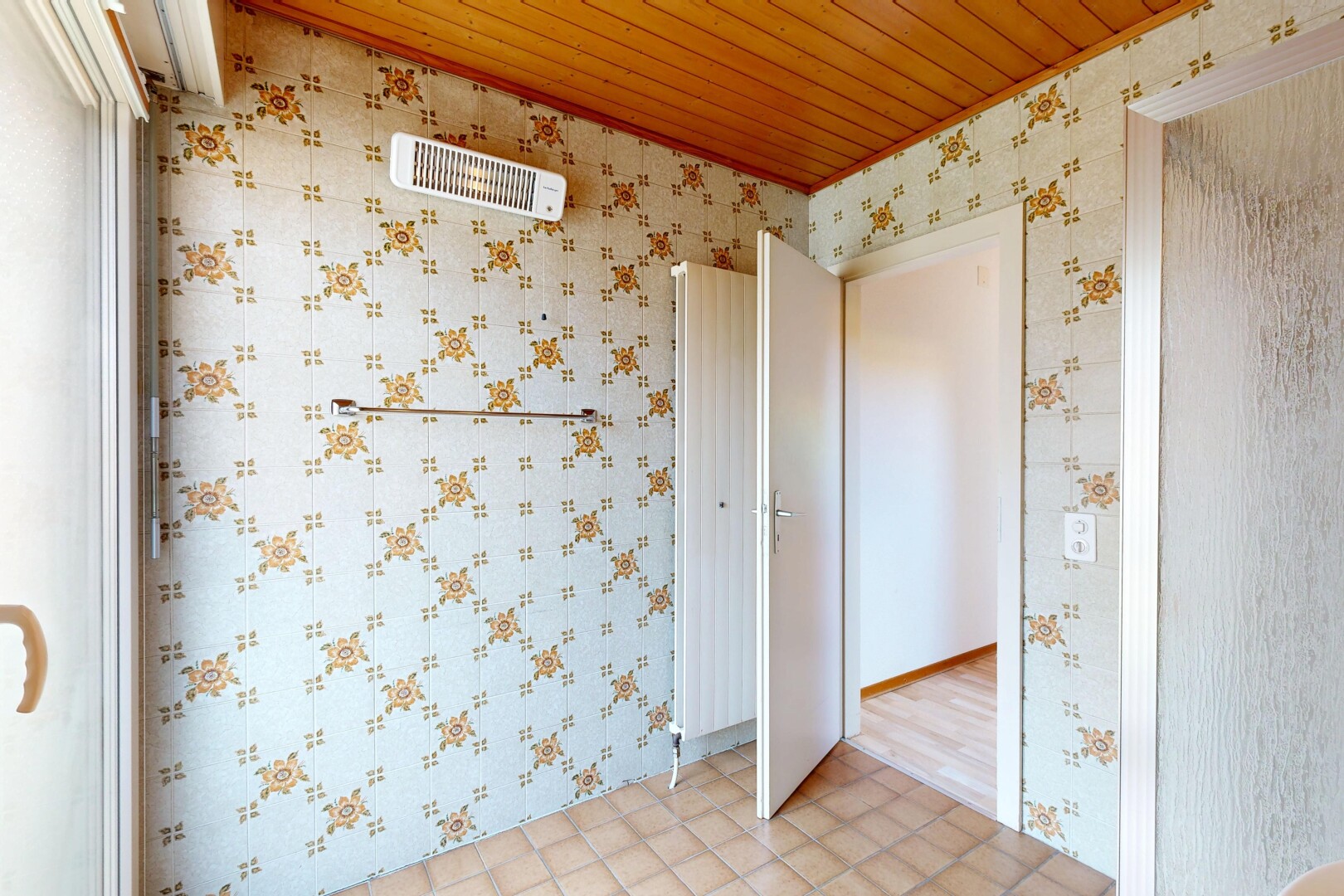 pièce vide avec mur en papier peint, wallpaper wall, plafond en bois, wood ceiling, et problematic wallpaper
