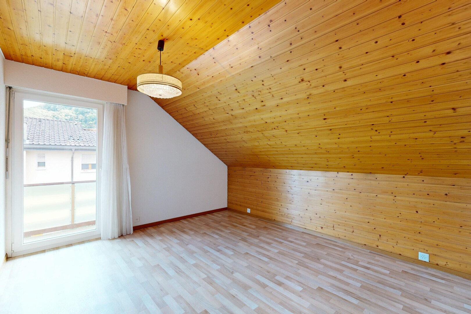 pièce vide avec mur en bois, wood wall, dated wood wall, plafond en bois, et wood ceiling