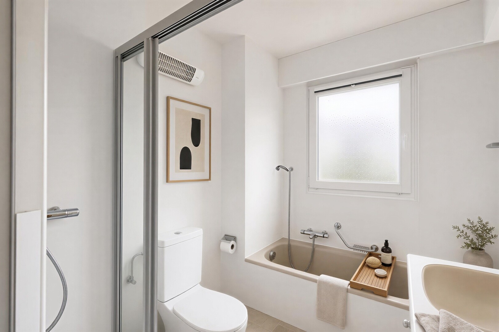 salle de bains avec salle de bain complète, douche, toilette, mur en carrelage, et tile wall