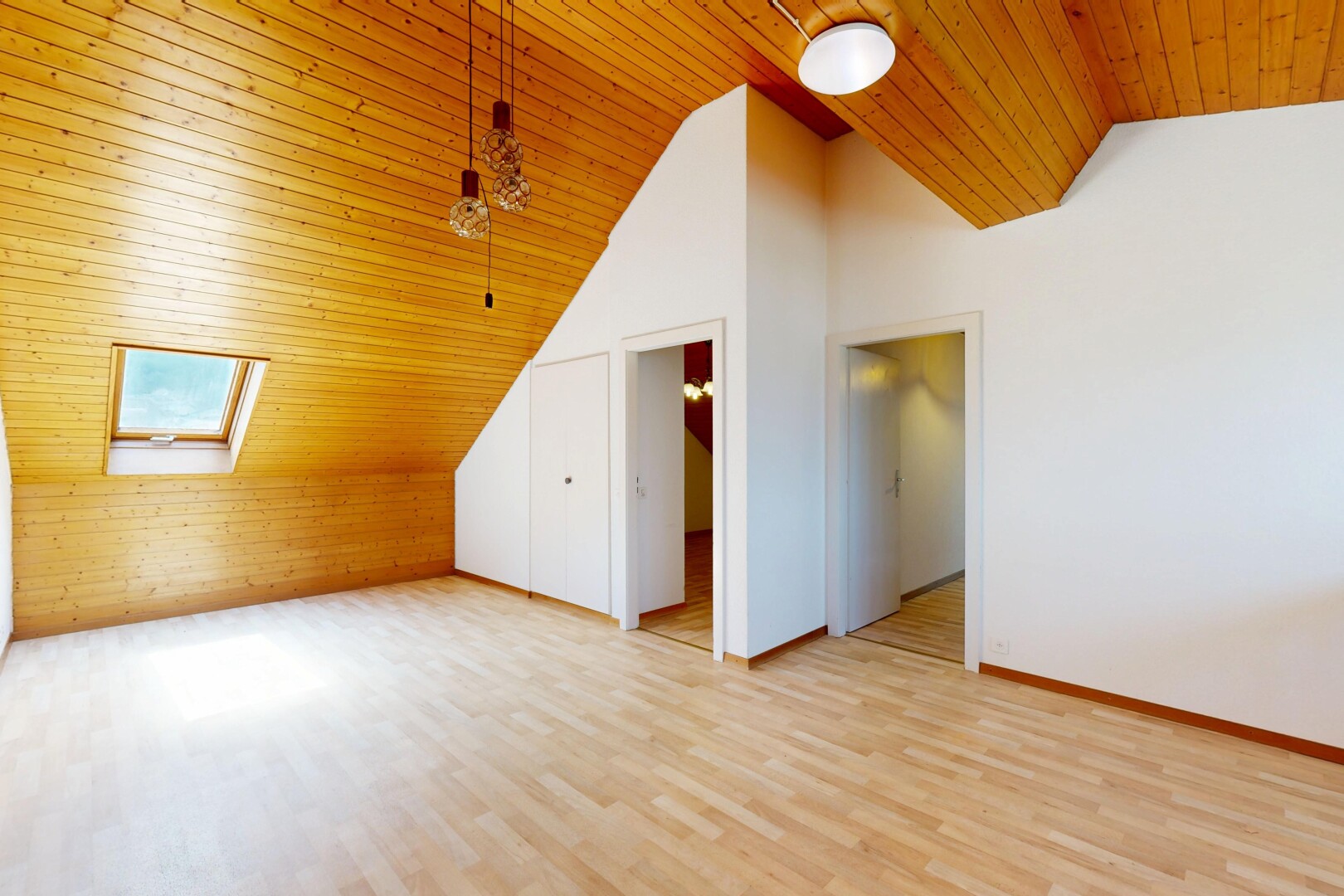 pièce vide avec wood wall, mur en bois, wood finish floor, sol en finition bois, et high ceiling