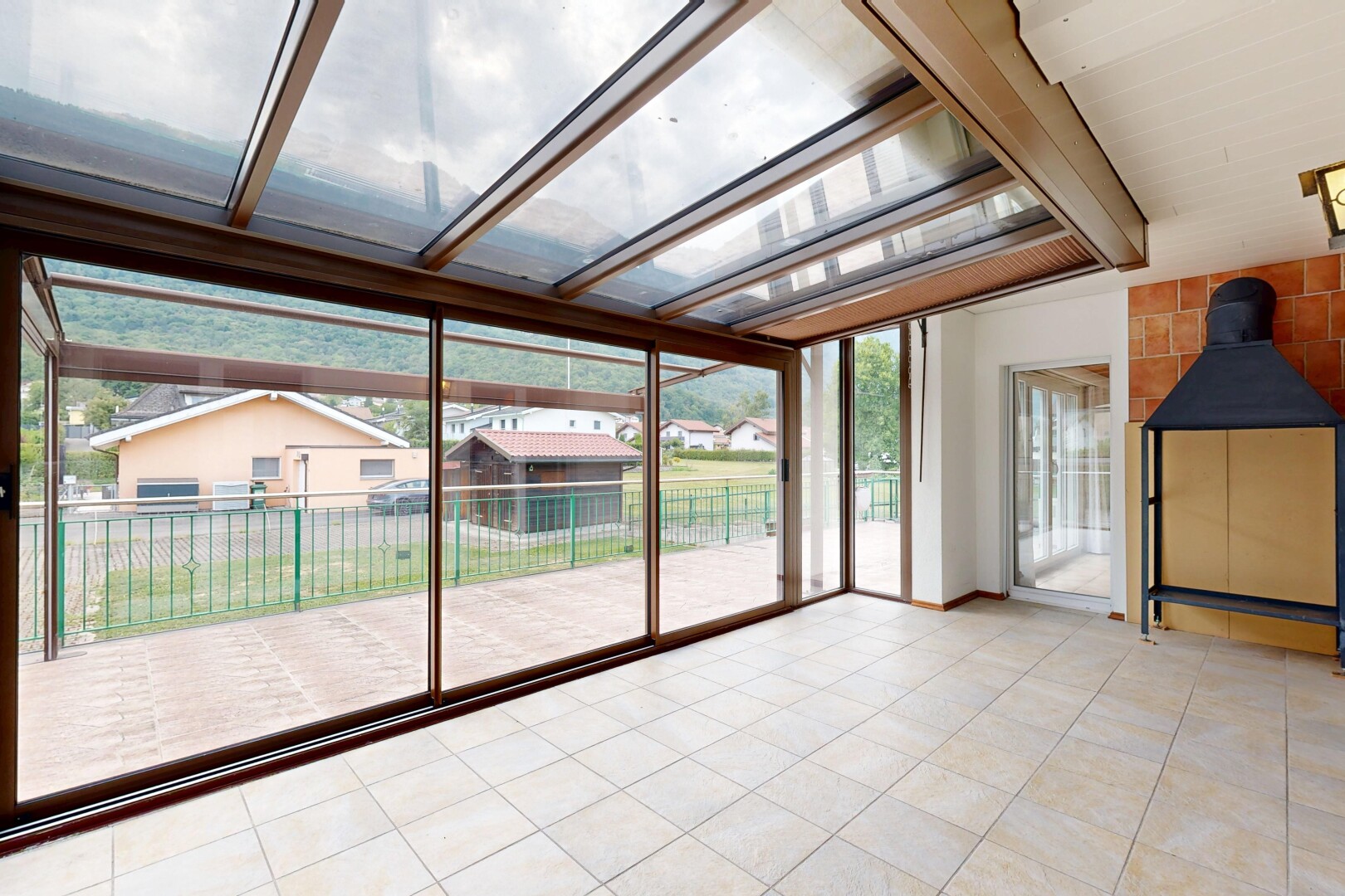 terrasse avec véranda, neighborhood view, residential view, et vue résidentielle