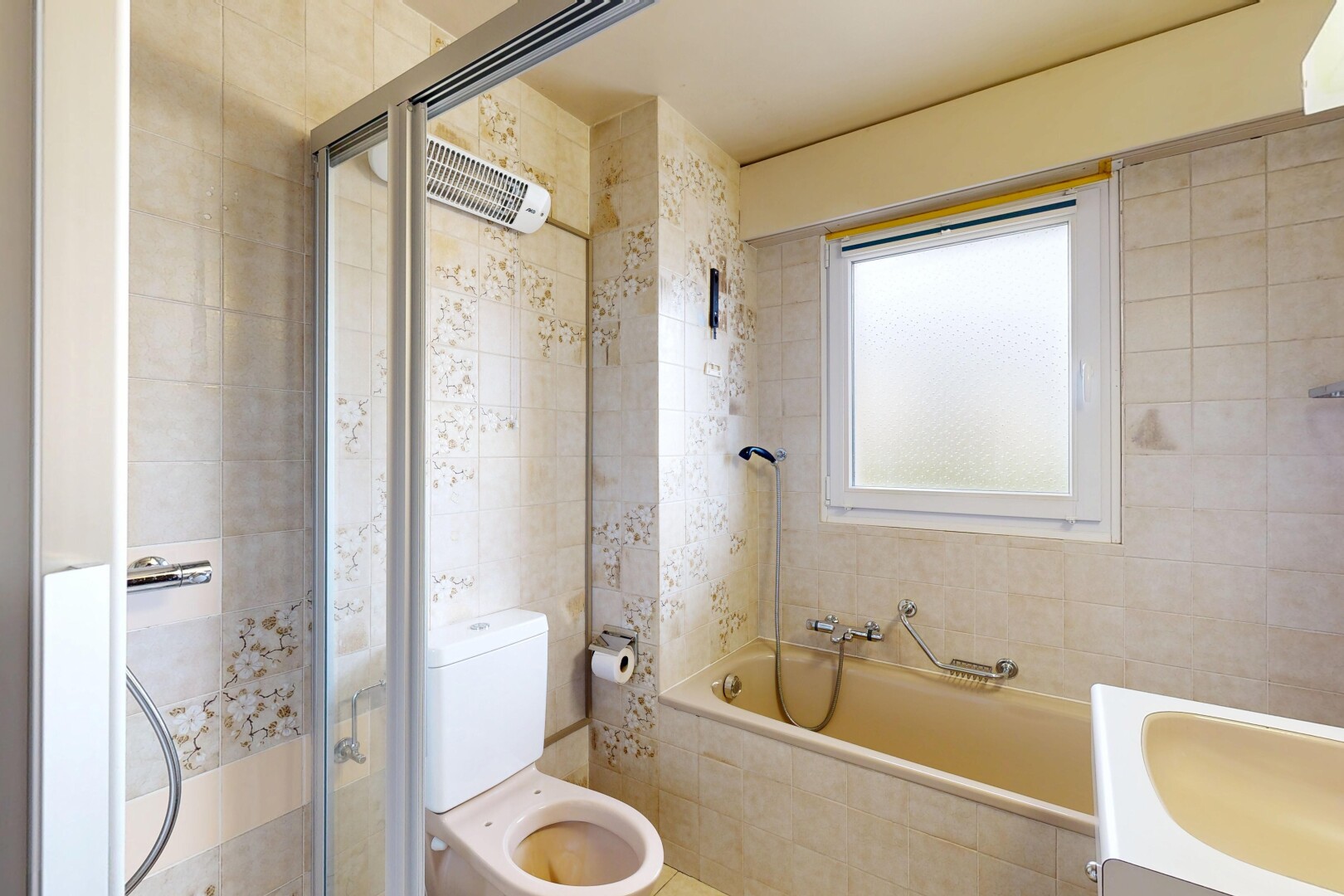 salle de bains avec salle de bain complète, douche, toilette, mur en carrelage, et tile wall
