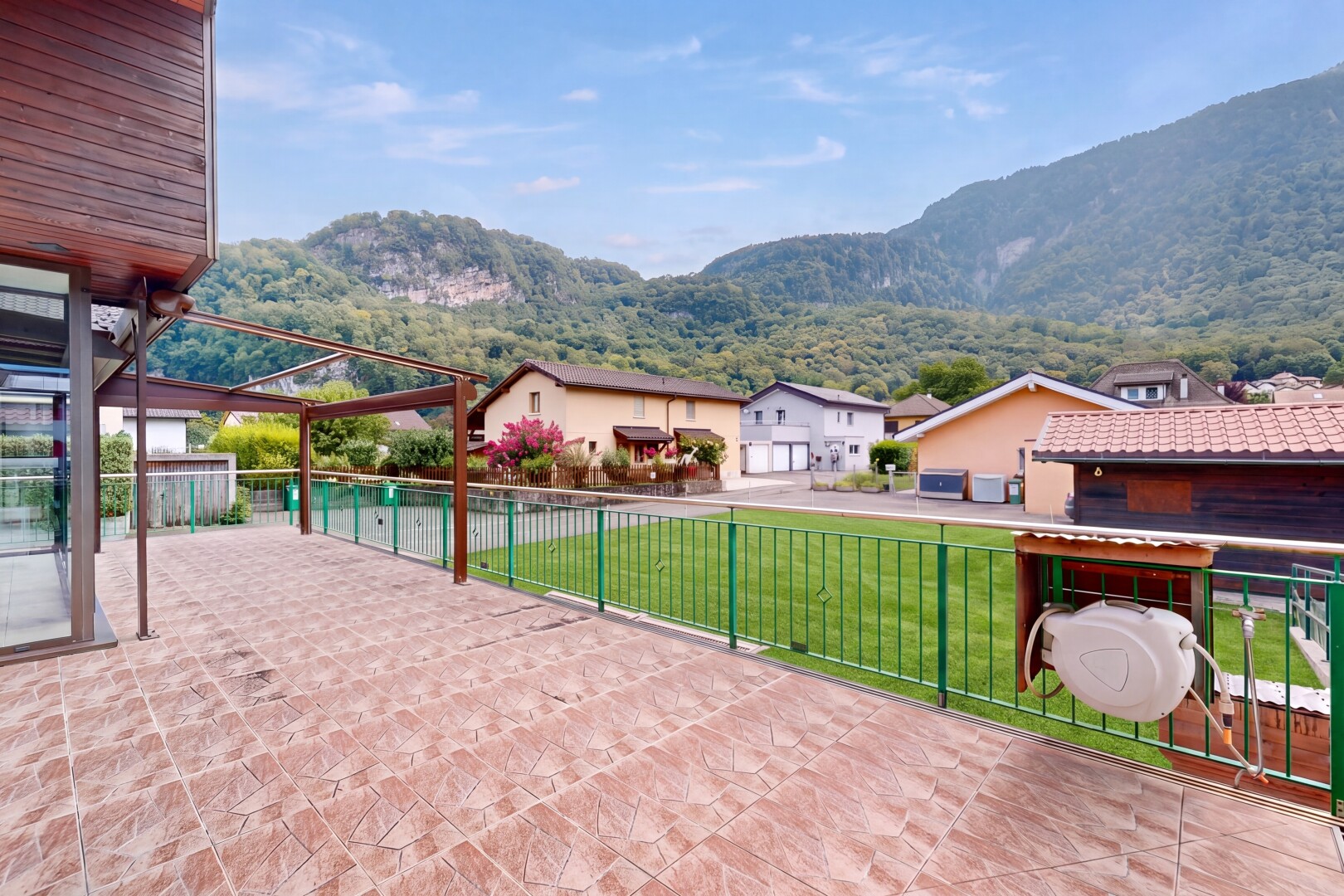 terrasse avec mountain view, vue sur la montagne, view focus, day time, et terrasse