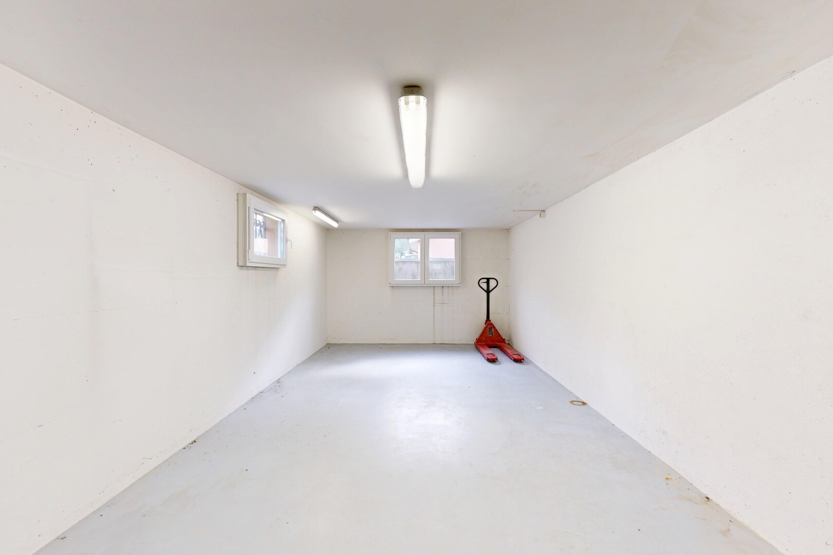 pièce vide avec plafond bas, low ceiling, sous-sol, inside property, et sol en béton