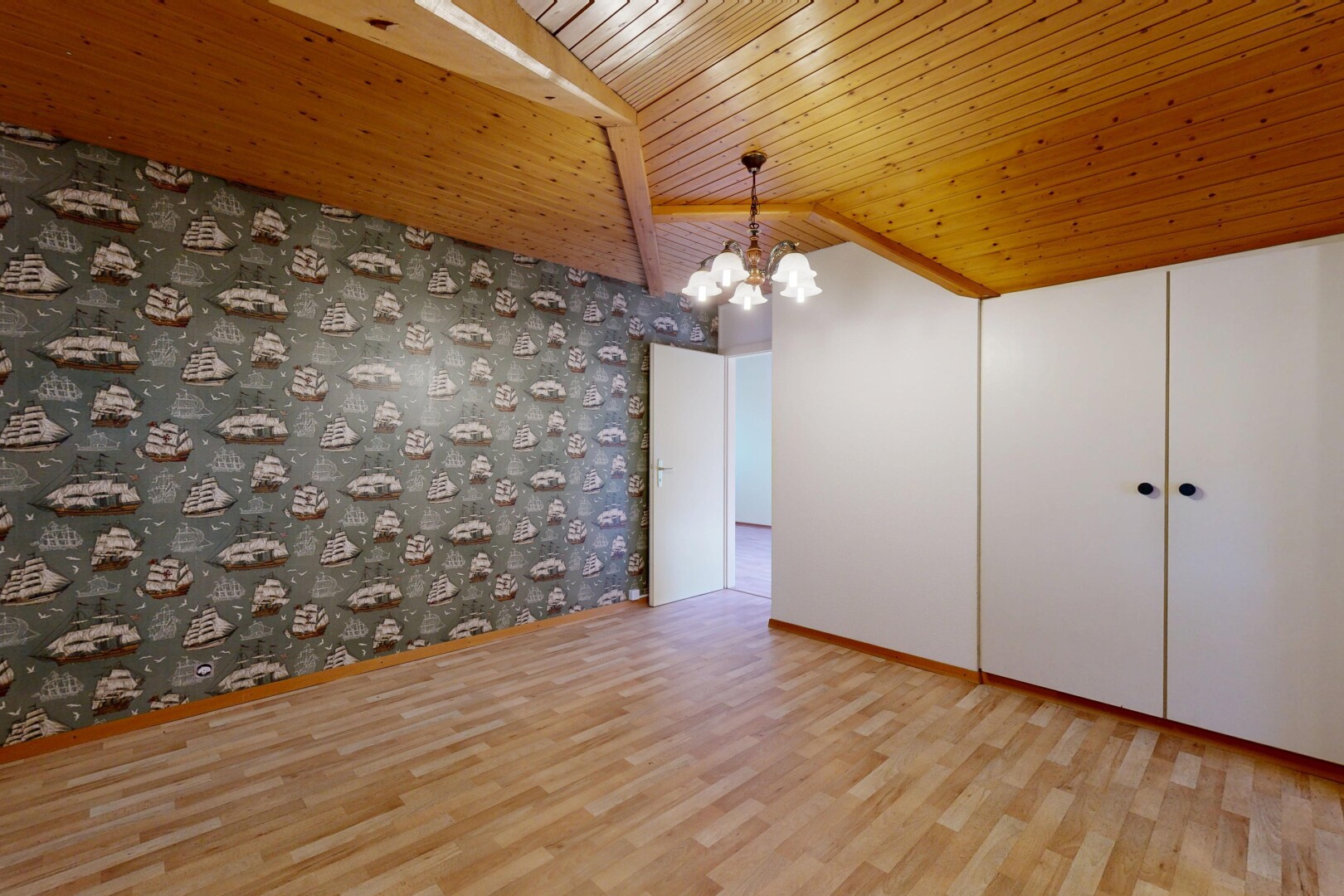 pièce vide avec mur en papier peint, wallpaper wall, sol en finition bois, wood finish floor, et high end ceiling