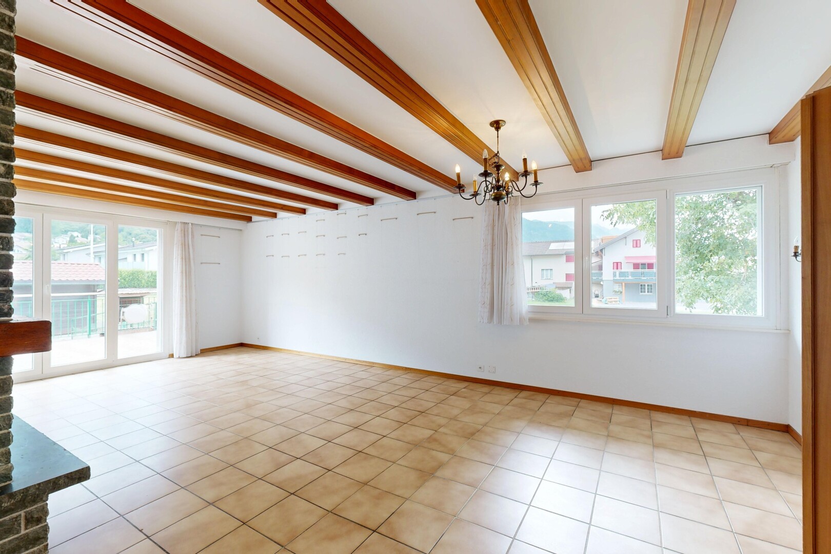 pièce vide avec beamed ceiling, plafond à poutres, high end ceiling, drywall, et cloison sèche