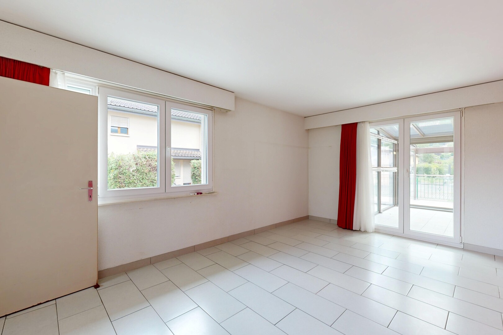 pièce vide avec drywall, cloison sèche, baseboards wall, plinthes murales, et inside property