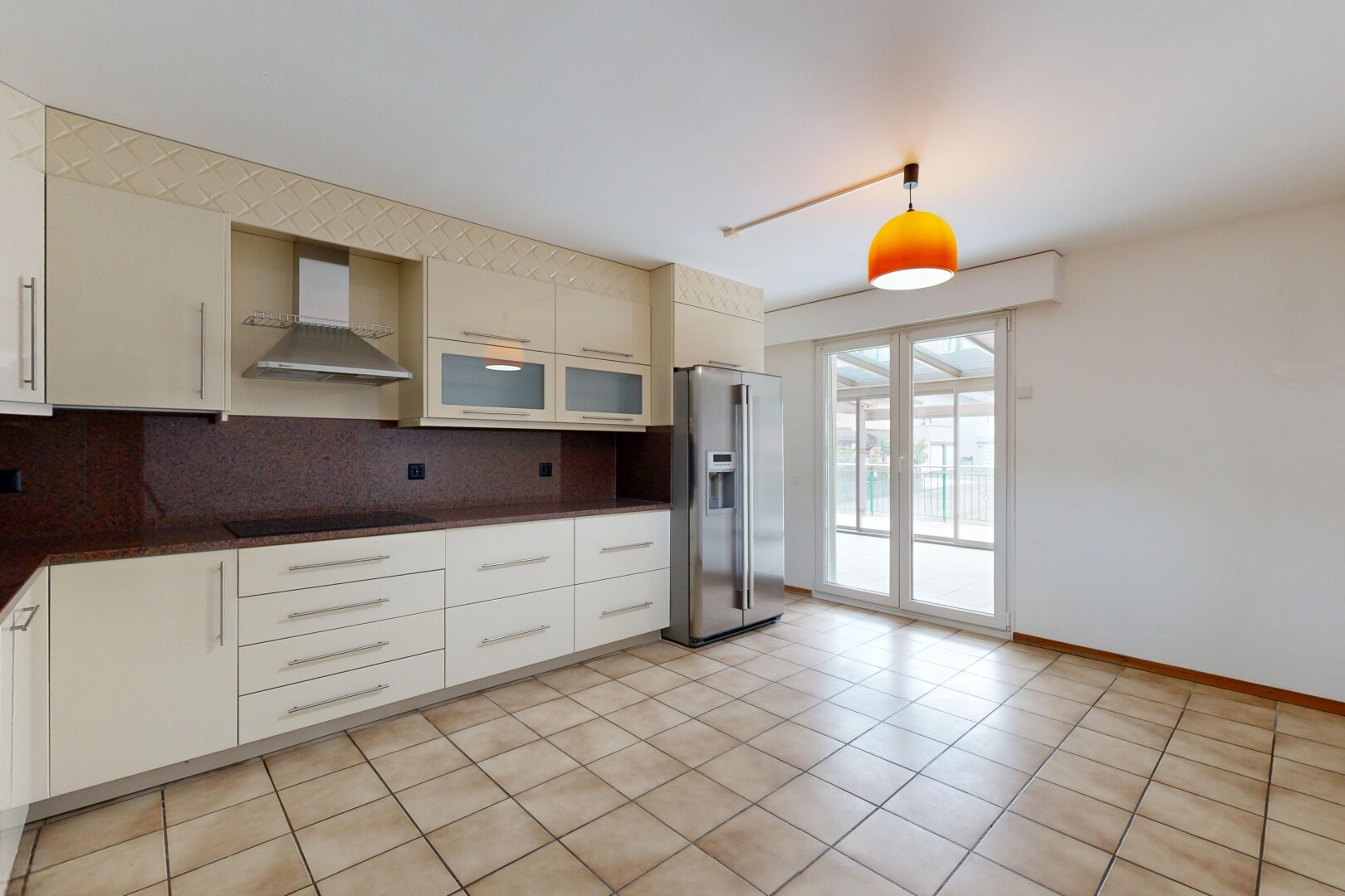 cuisine avec hotte, dark countertops, plans de travail, dosseret, et backsplash
