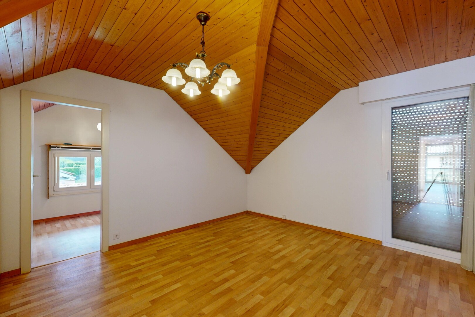 pièce vide avec sol en finition bois, wood finish floor, cloison sèche, drywall, et inside property