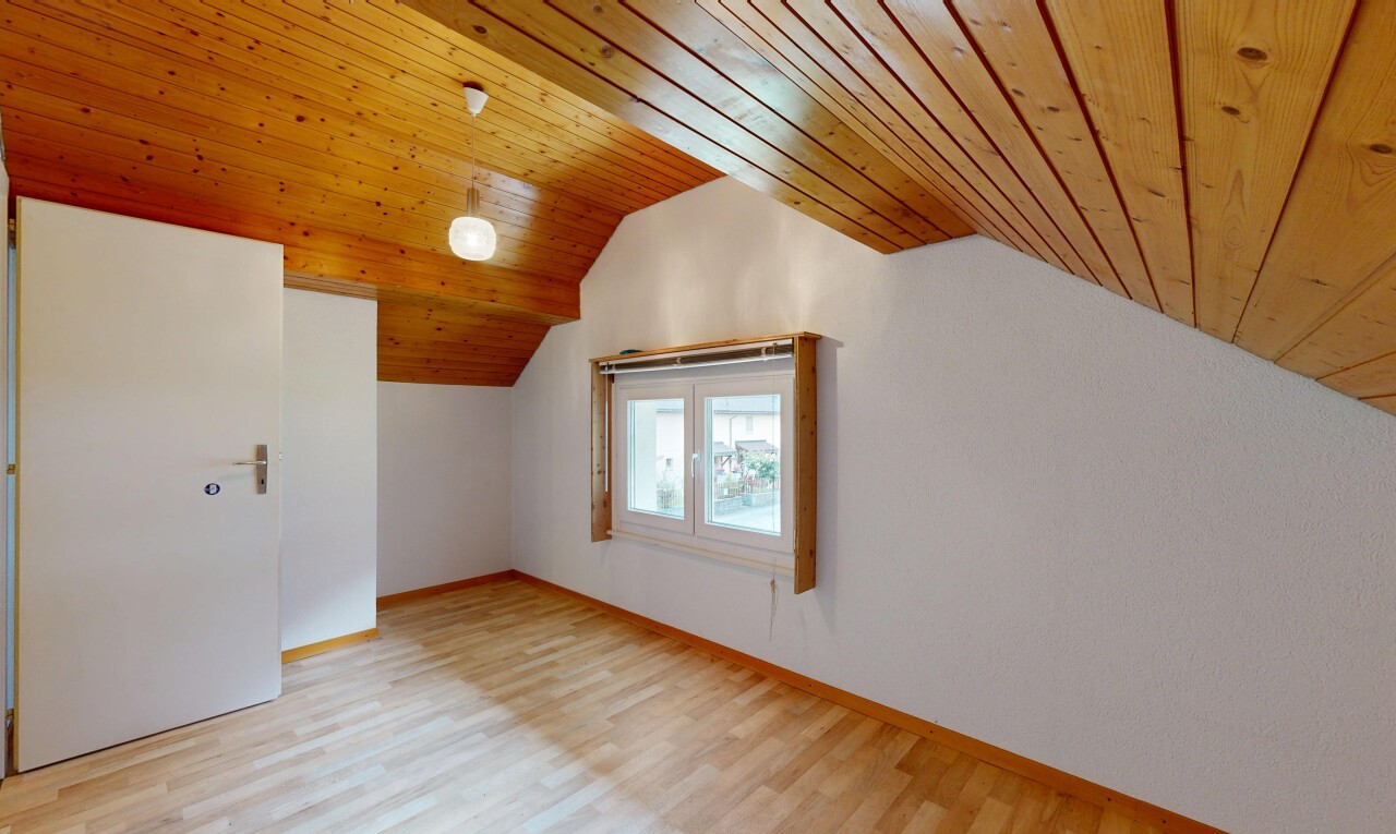 pièce vide avec lumière naturelle, éclairage suspendu, sol en finition bois, wood finish floor, et pièce supplémentaire
