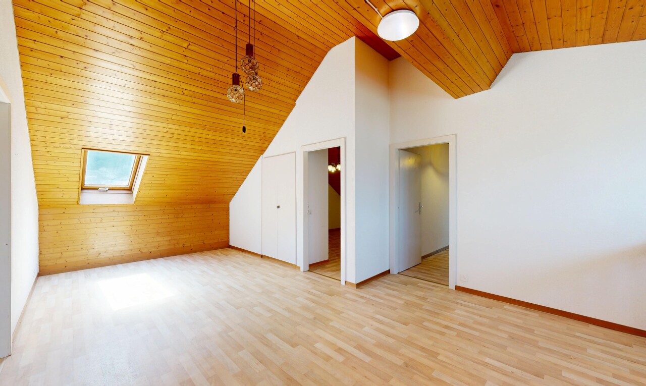 pièce vide avec wood wall, mur en bois, wood finish floor, sol en finition bois, et high ceiling