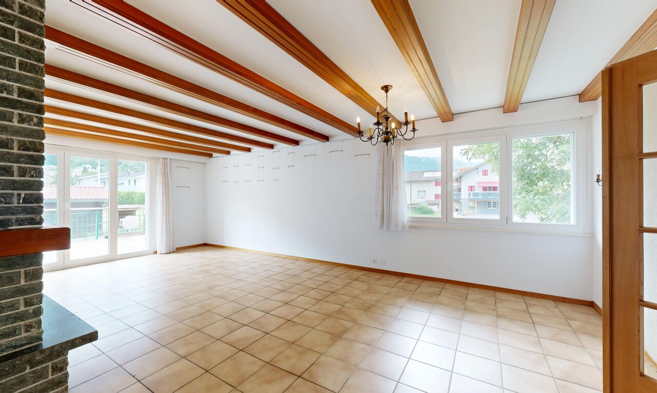 pièce vide avec beamed ceiling, plafond à poutres, high end ceiling, drywall, et cloison sèche