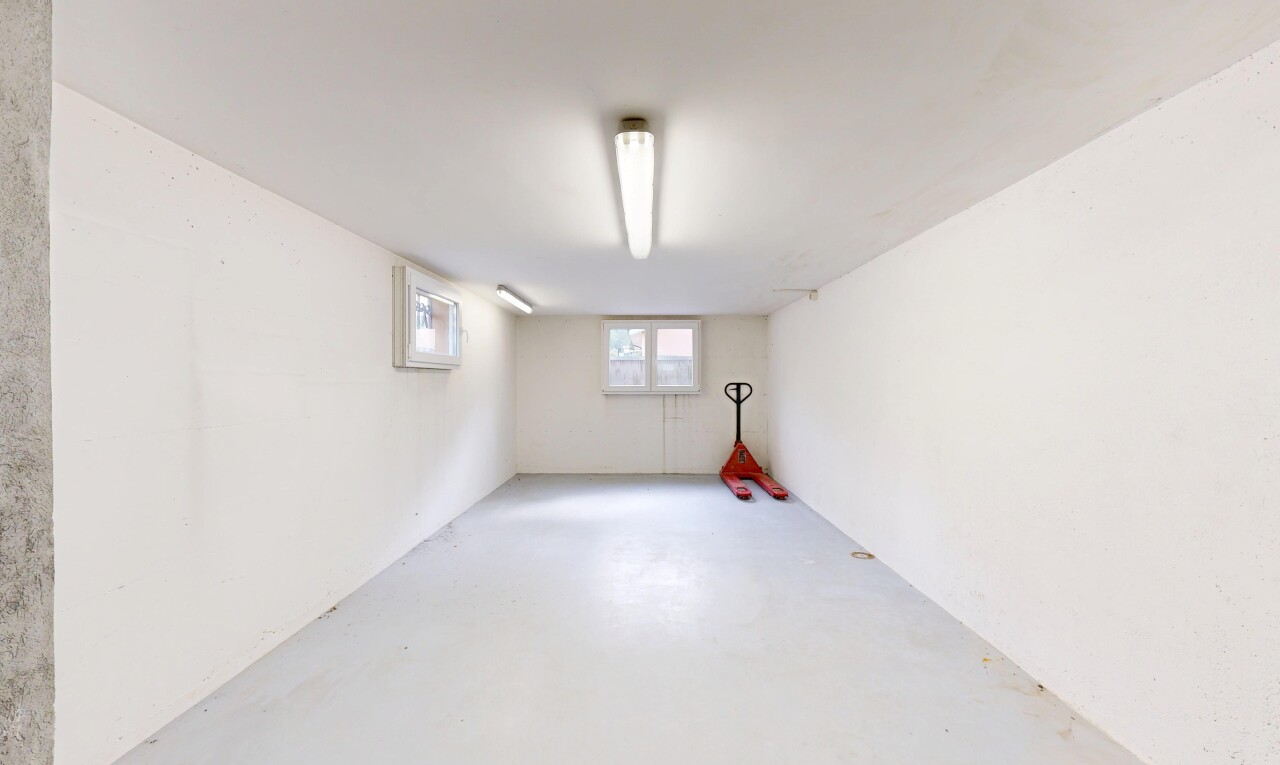 pièce vide avec plafond bas, low ceiling, sous-sol, inside property, et sol en béton