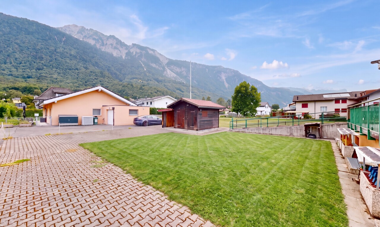 façade avec day time, pelouse, clôture, mountain view, et vue sur la montagne
