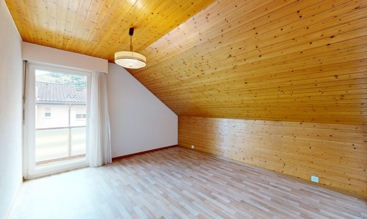 pièce vide avec mur en bois, wood wall, dated wood wall, plafond en bois, et wood ceiling