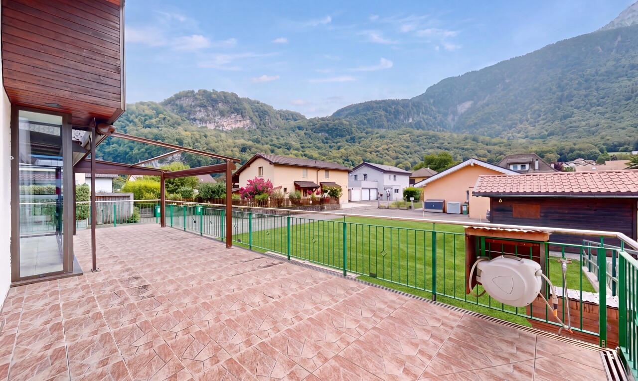 terrasse avec mountain view, vue sur la montagne, view focus, day time, et terrasse