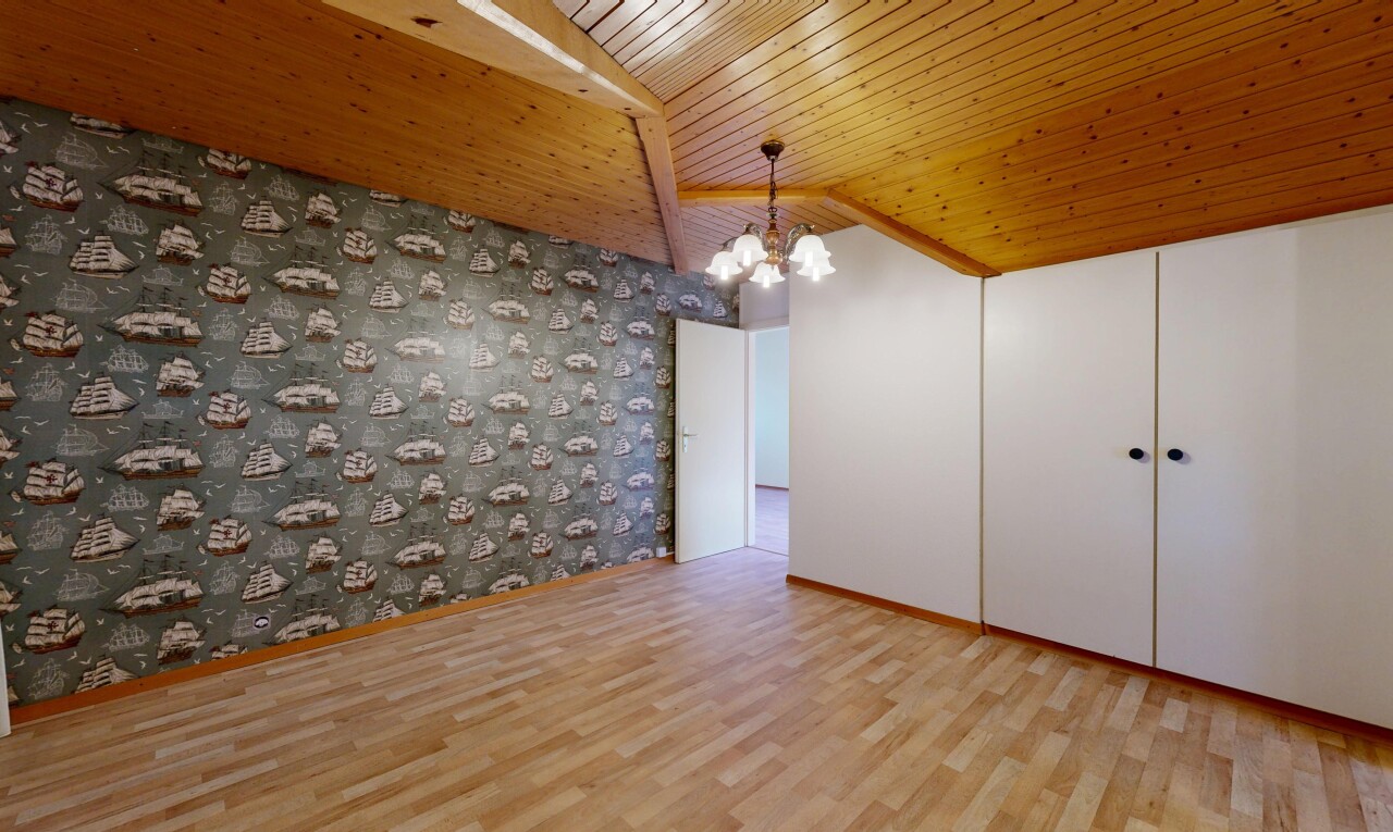 pièce vide avec mur en papier peint, wallpaper wall, sol en finition bois, wood finish floor, et high end ceiling