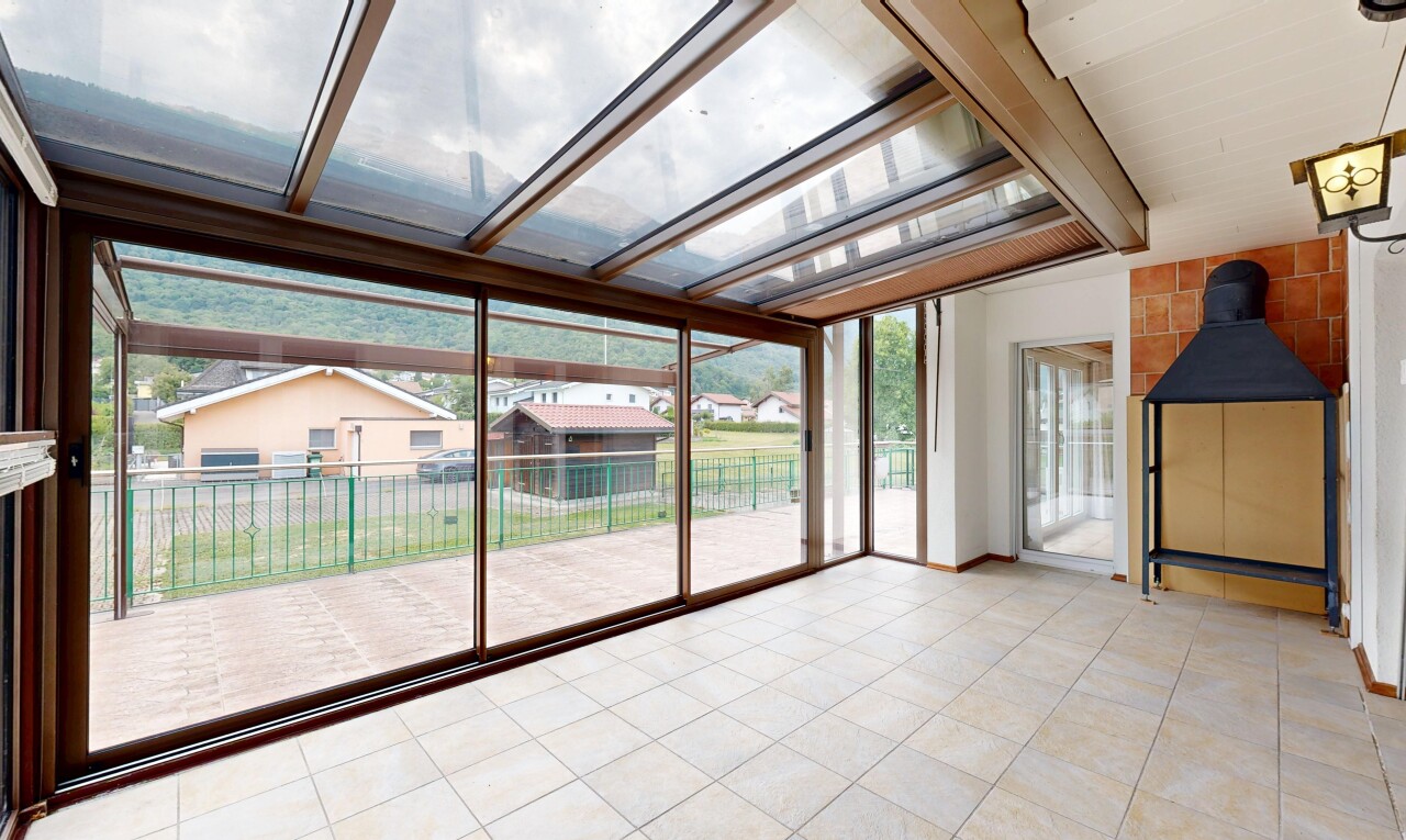 terrasse avec véranda, neighborhood view, residential view, et vue résidentielle