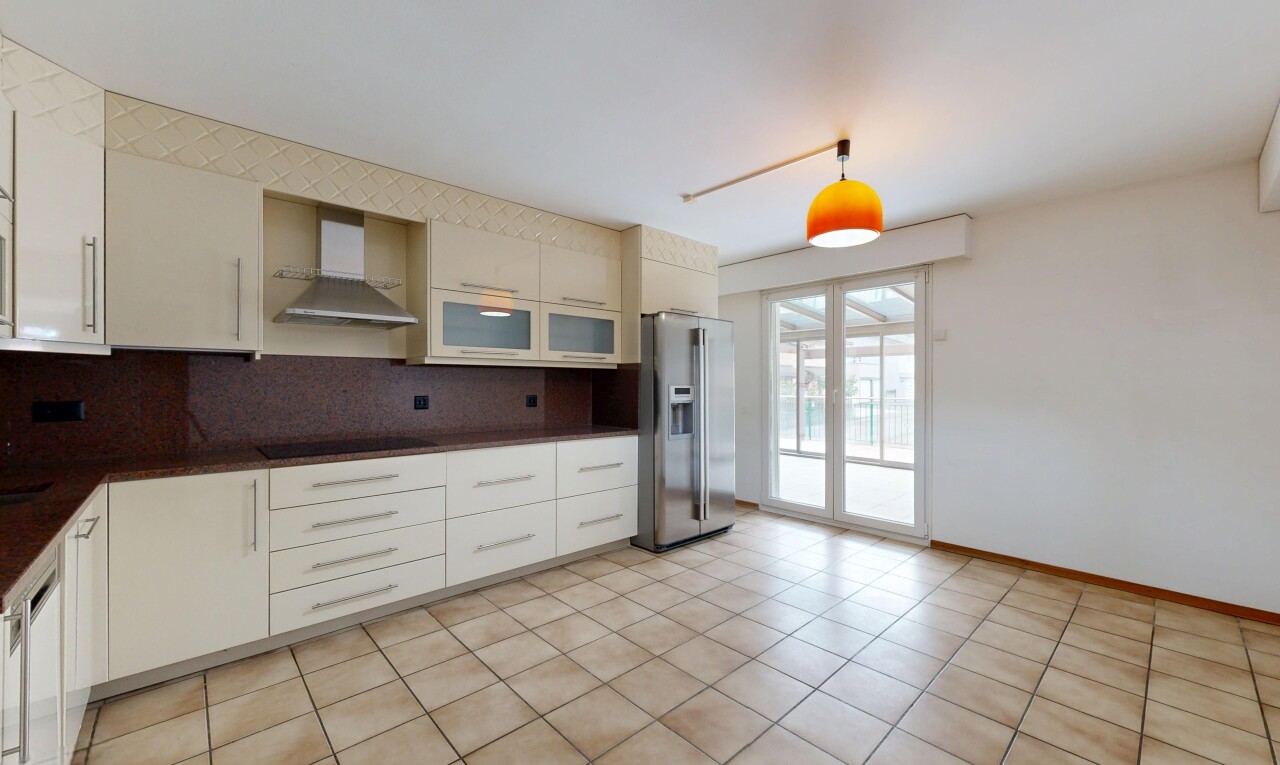 cuisine avec hotte, dark countertops, plans de travail, dosseret, et backsplash