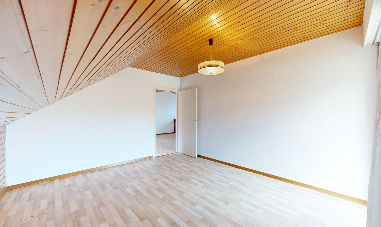 pièce vide avec plafond en bois, wood ceiling, high end ceiling, sol en finition bois, et wood finish floor