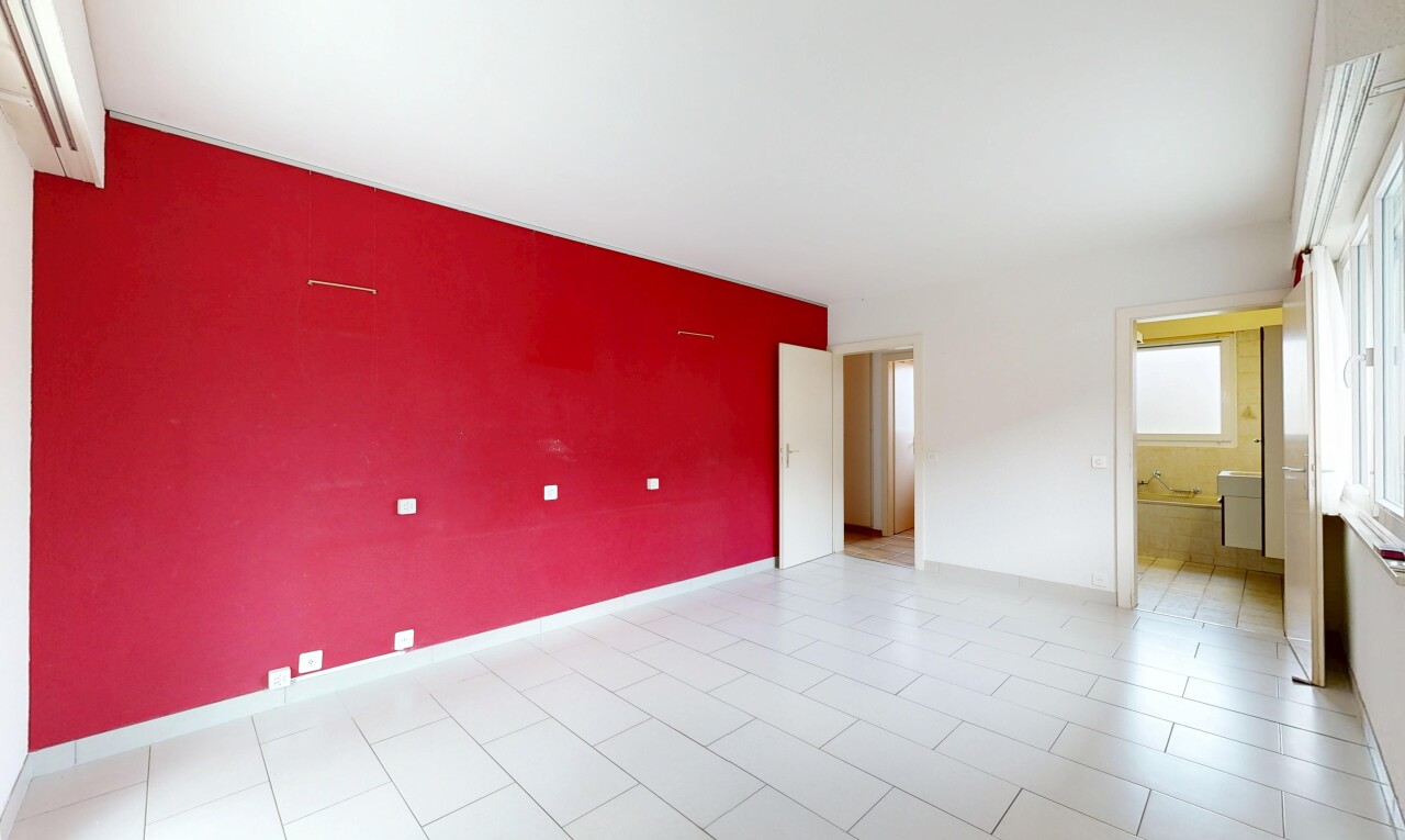 pièce vide avec drywall, cloison sèche, inside property, lumière naturelle, et baseboards wall