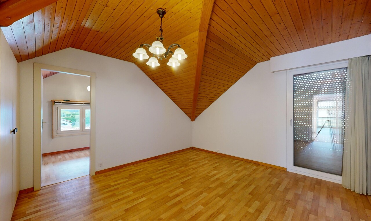 pièce vide avec sol en finition bois, wood finish floor, cloison sèche, drywall, et inside property