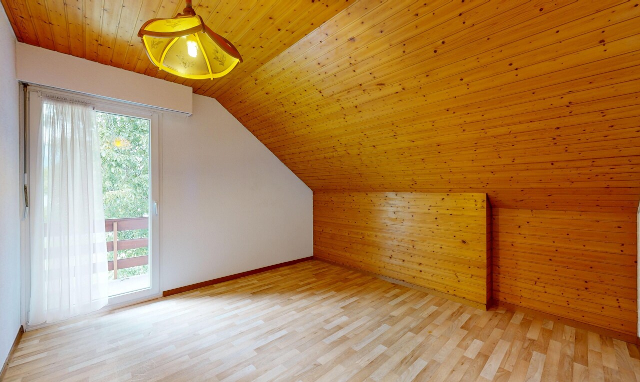 pièce vide avec mur en bois, wood wall, dated wood wall, sol en finition bois, et wood finish floor
