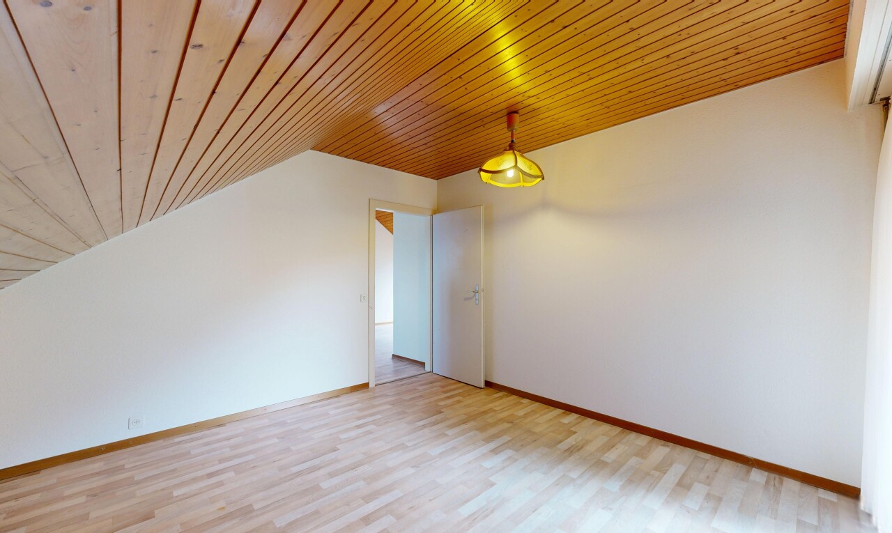 pièce vide avec plafond en bois, wood ceiling, sol en finition bois, wood finish floor, et éclairage suspendu