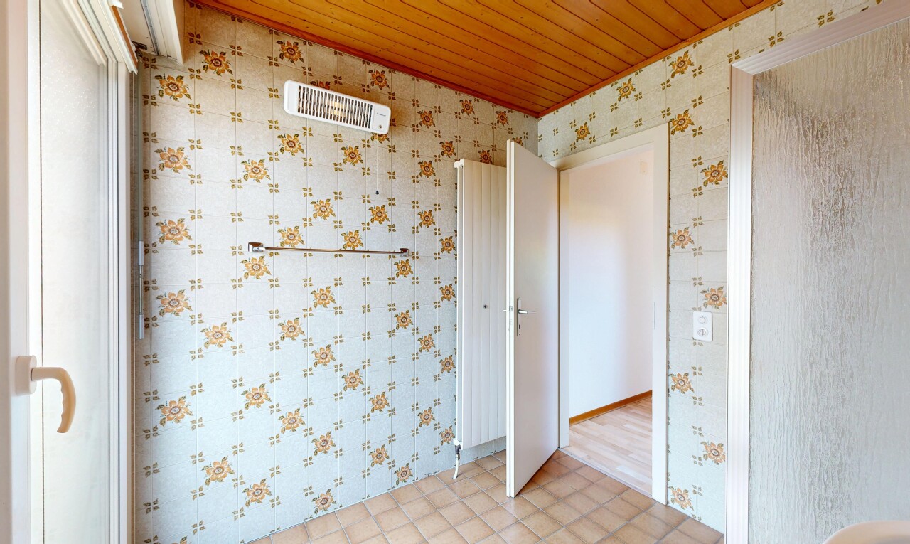 pièce vide avec mur en papier peint, wallpaper wall, plafond en bois, wood ceiling, et problematic wallpaper