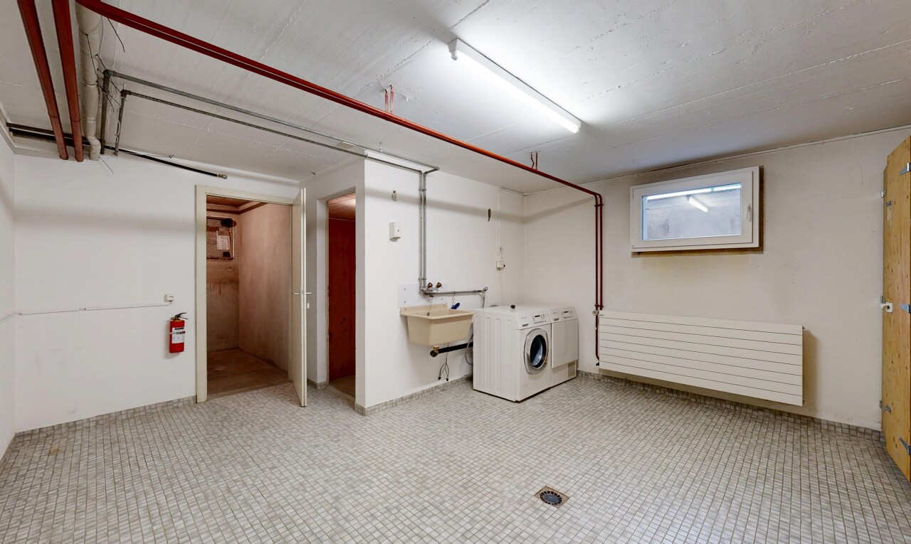 buanderie avec sous-sol, lave-linge et sèche-linge, lumière naturelle, inside property, et cloison sèche