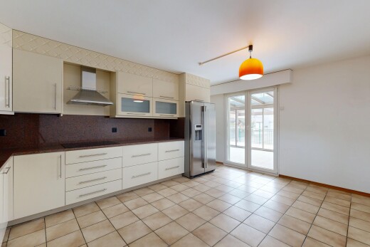 cuisine avec hotte, dark countertops, plans de travail, dosseret, et backsplash