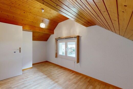 pièce vide avec lumière naturelle, éclairage suspendu, sol en finition bois, wood finish floor, et pièce supplémentaire