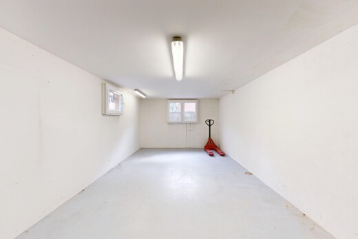 pièce vide avec plafond bas, low ceiling, sous-sol, inside property, et sol en béton