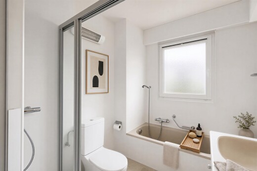 salle de bains avec salle de bain complète, douche, toilette, mur en carrelage, et tile wall