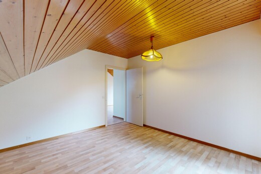 pièce vide avec plafond en bois, wood ceiling, sol en finition bois, wood finish floor, et éclairage suspendu