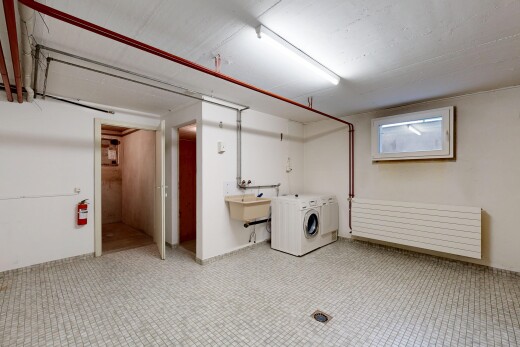 buanderie avec sous-sol, lave-linge et sèche-linge, lumière naturelle, inside property, et cloison sèche