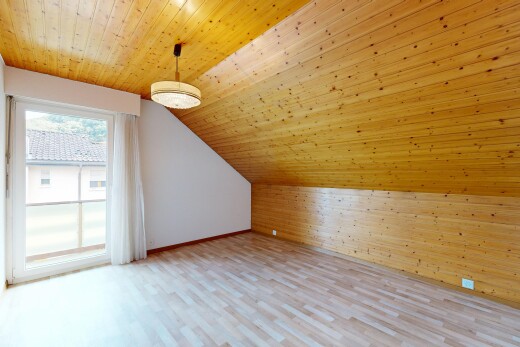 pièce vide avec mur en bois, wood wall, dated wood wall, plafond en bois, et wood ceiling