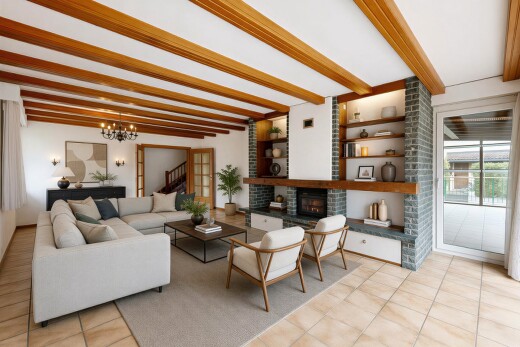 salon avec plafond à poutres, beamed ceiling, high end ceiling, étagères intégrées, et cloison sèche