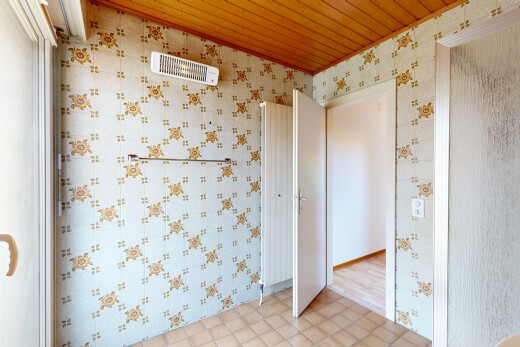 pièce vide avec mur en papier peint, wallpaper wall, plafond en bois, wood ceiling, et problematic wallpaper