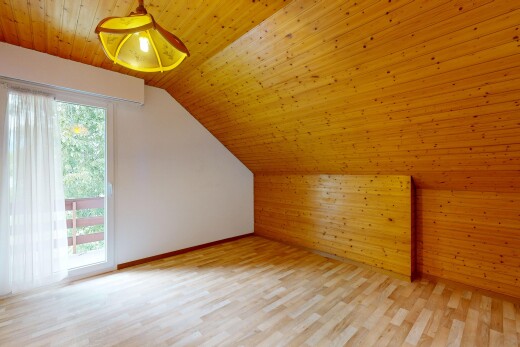 pièce vide avec mur en bois, wood wall, dated wood wall, sol en finition bois, et wood finish floor