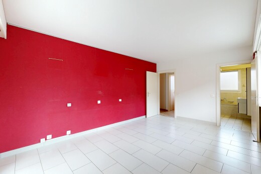 pièce vide avec drywall, cloison sèche, inside property, lumière naturelle, et baseboards wall