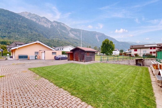 façade avec day time, pelouse, clôture, mountain view, et vue sur la montagne