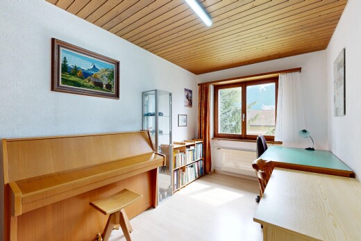 chambre avec espace bureau, plafond en bois, wood ceiling, lumière naturelle, et natural light