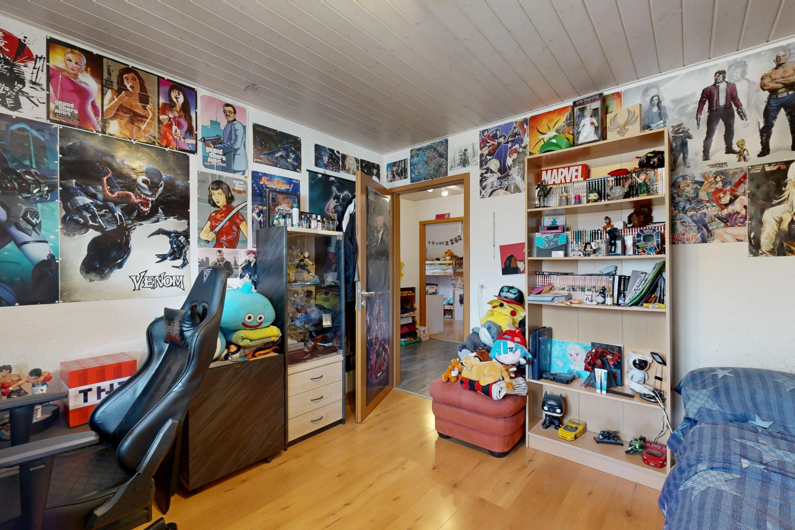 chambre avec wood finish floor, sol en finition bois, wood ceiling, plafond en bois, et inside property