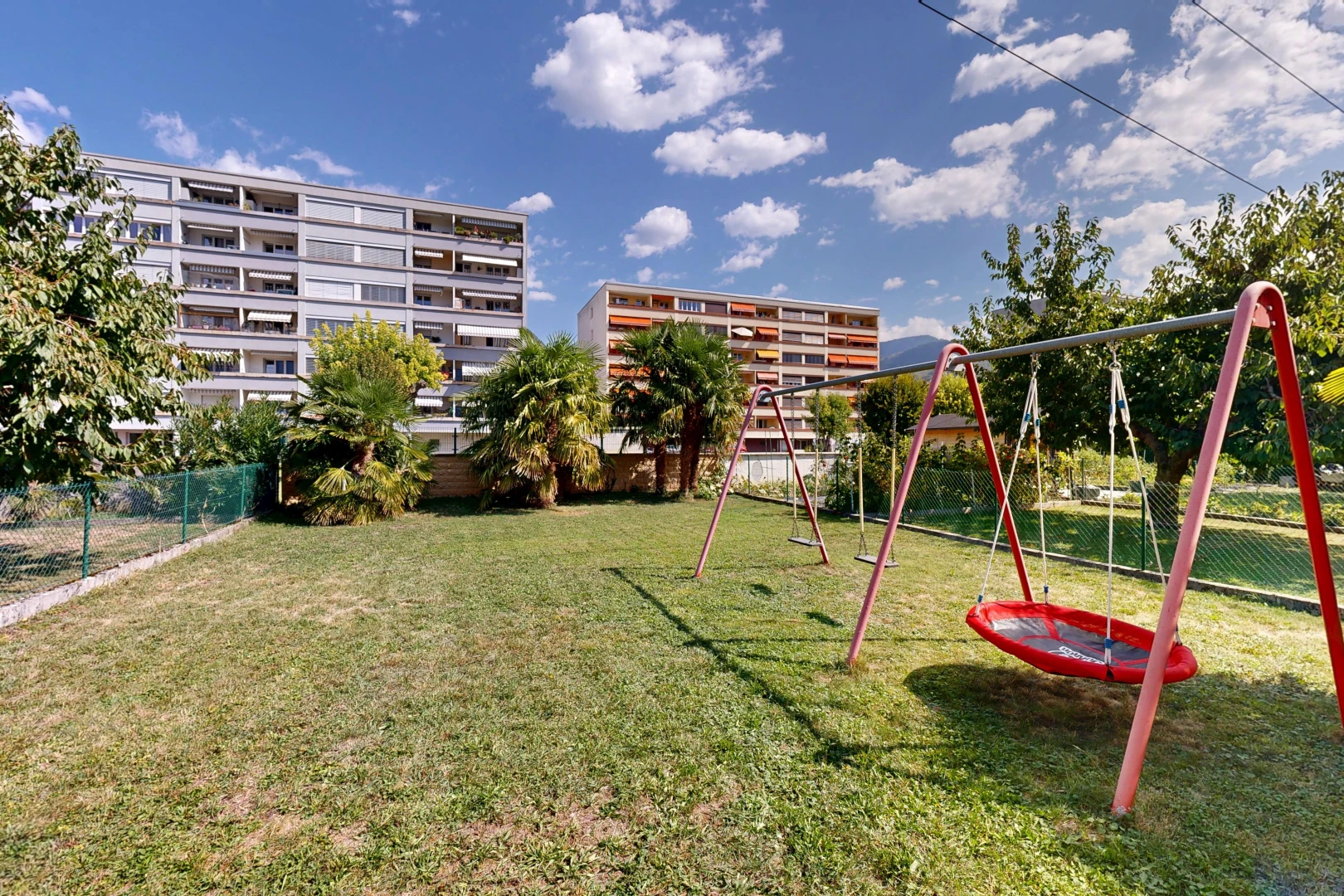 jardin avec clôture, aire de jeux, pelouse, day time, et from community
