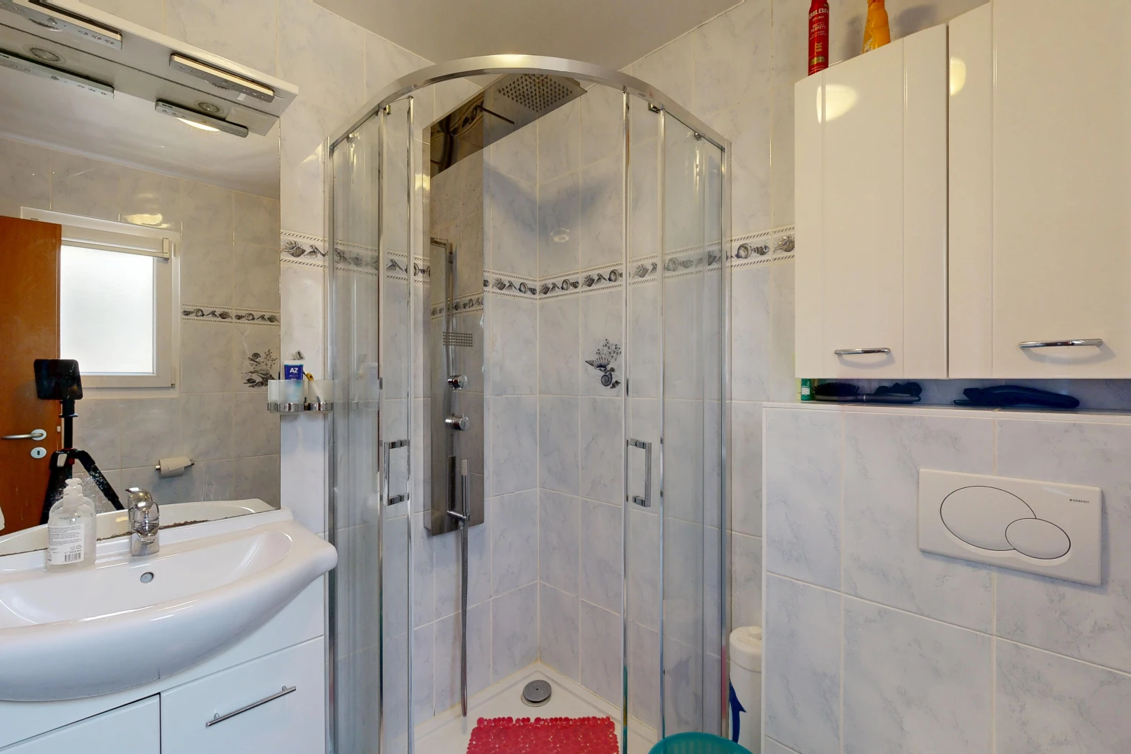 salle de bains avec tile wall, mur en carrelage, salle de bain complète, douche, et lavabo (ou coiffeuse selon le contexte)