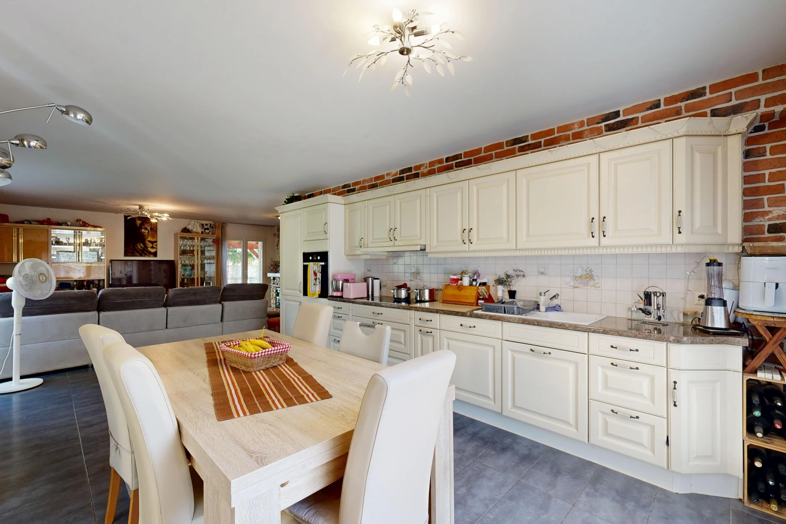 cuisine avec raised cabinets, armoires élevées, opens to living area, ouvert sur l'espace de vie, et inside property